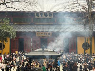Crowds of people seeking Buddha at Lingyin Temple