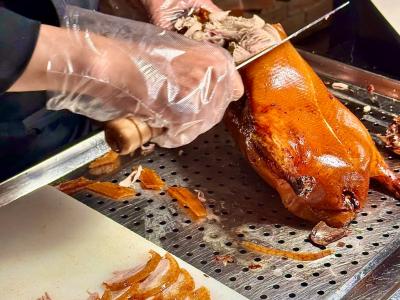 Staff cut Peking duck on the spot