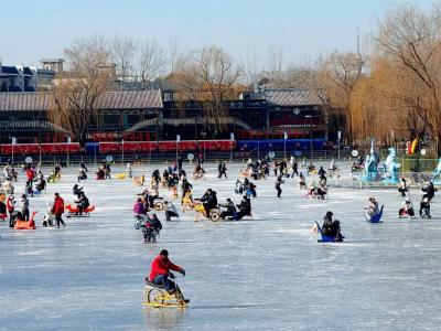 Shichahai freezes over in winter and becomes an ice rink