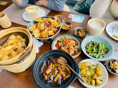 Traditional vegetarian meal on Putuo Mountain Traditional vegetarian meal on Putuo Mountain