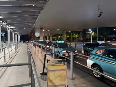 Shanghai Taxi at Airport Pickup Area Shanghai Taxi at Airport Pickup Area