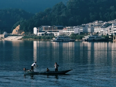 Xin'an River fishing boat and Huizhou riverside town Xin'an River fishing boat and Huizhou riverside town