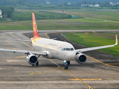 Airplane taxiing at Huangshan Airport Airplane taxiing at Huangshan Airport