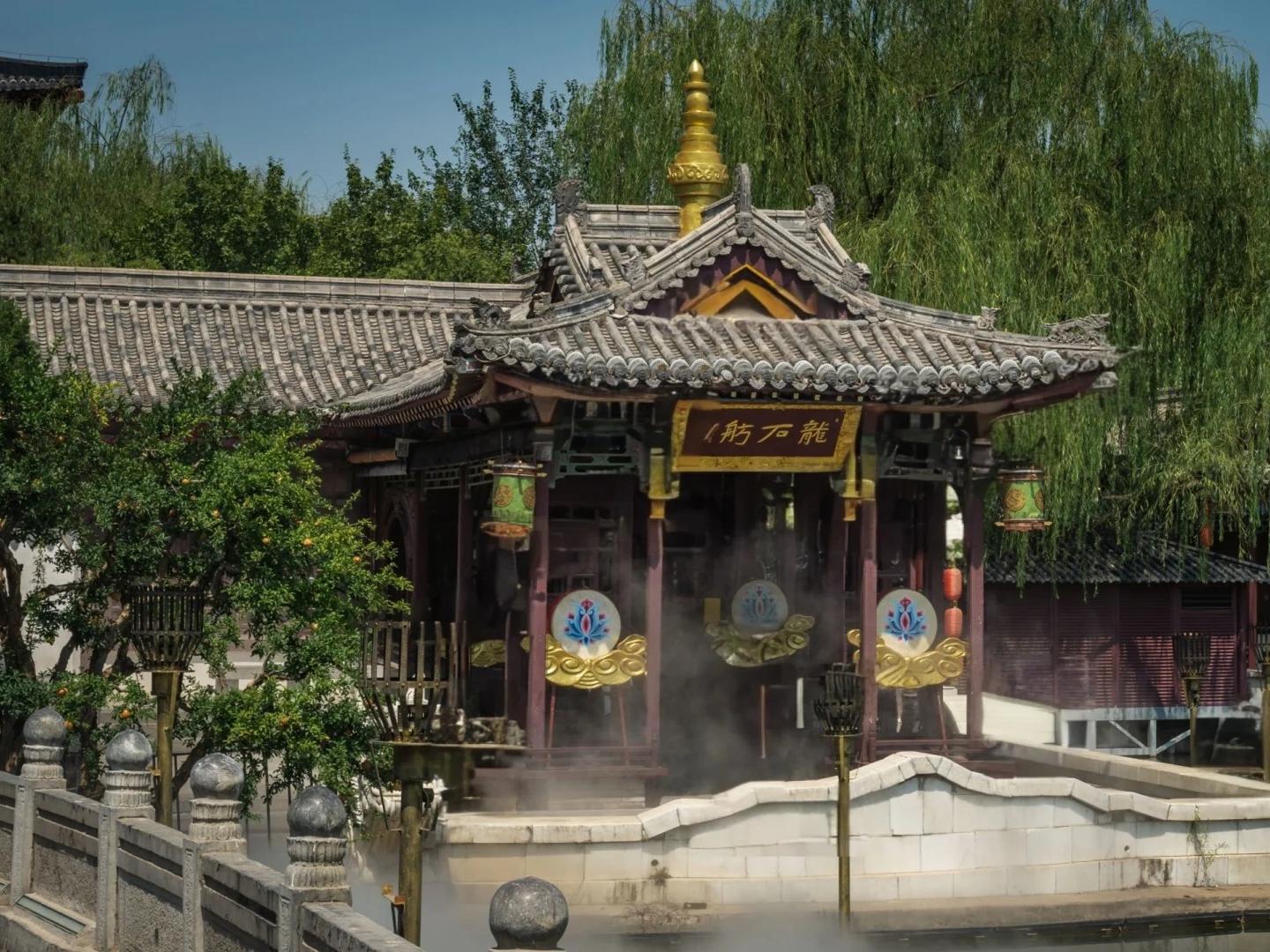 Huaqing Palace with traditional Chinese architecture and gardens in Xi'an