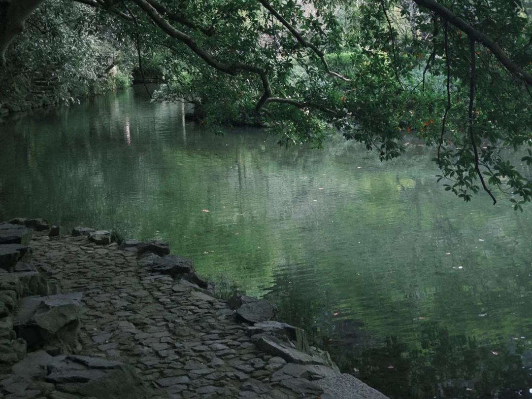 Stone Riverside Path at Nine?Creeks and Eighteen?Gullies Stone Riverside Path at Nine?Creeks and Eighteen?Gullies