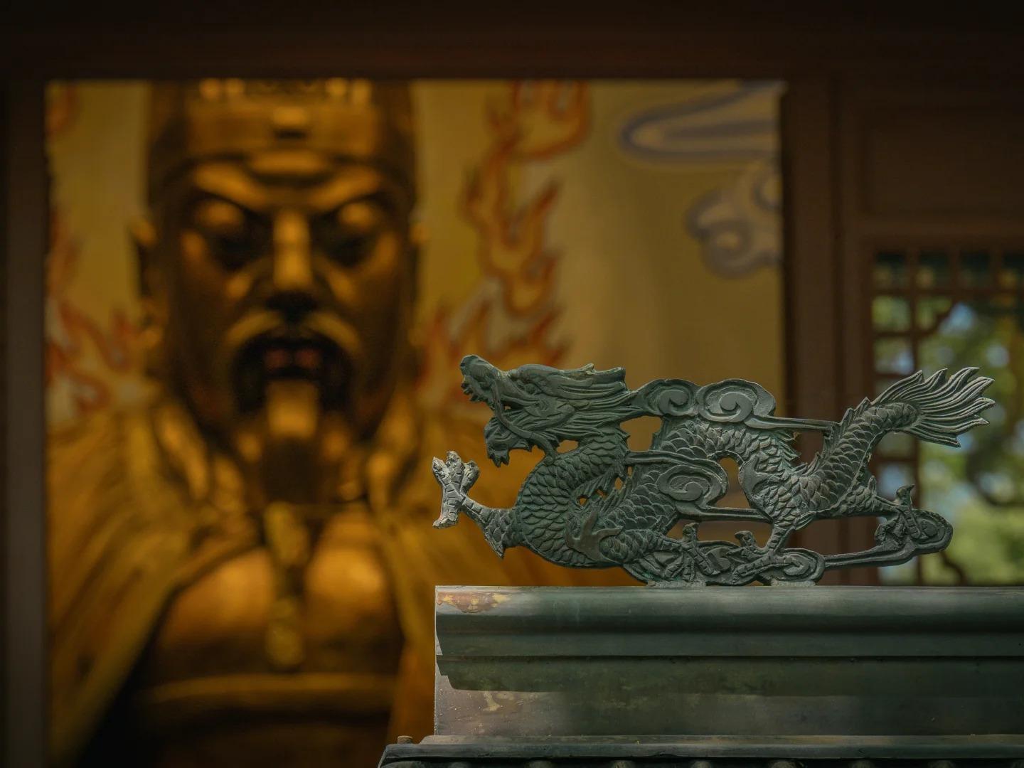 Hangzhou City God Pavilion Dragon Sculpture Temple Interior View