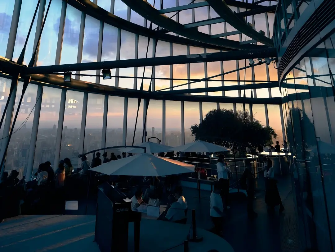 Duoyun Bookstore at Shanghai Tower Sunset Duoyun Bookstore at Shanghai Tower Sunset