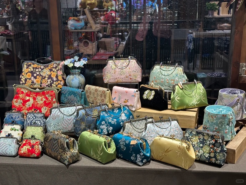 Assorted Chinese Silk Handbags at Hangzhou Silk Market Assorted Chinese Silk Handbags at Hangzhou Silk Market