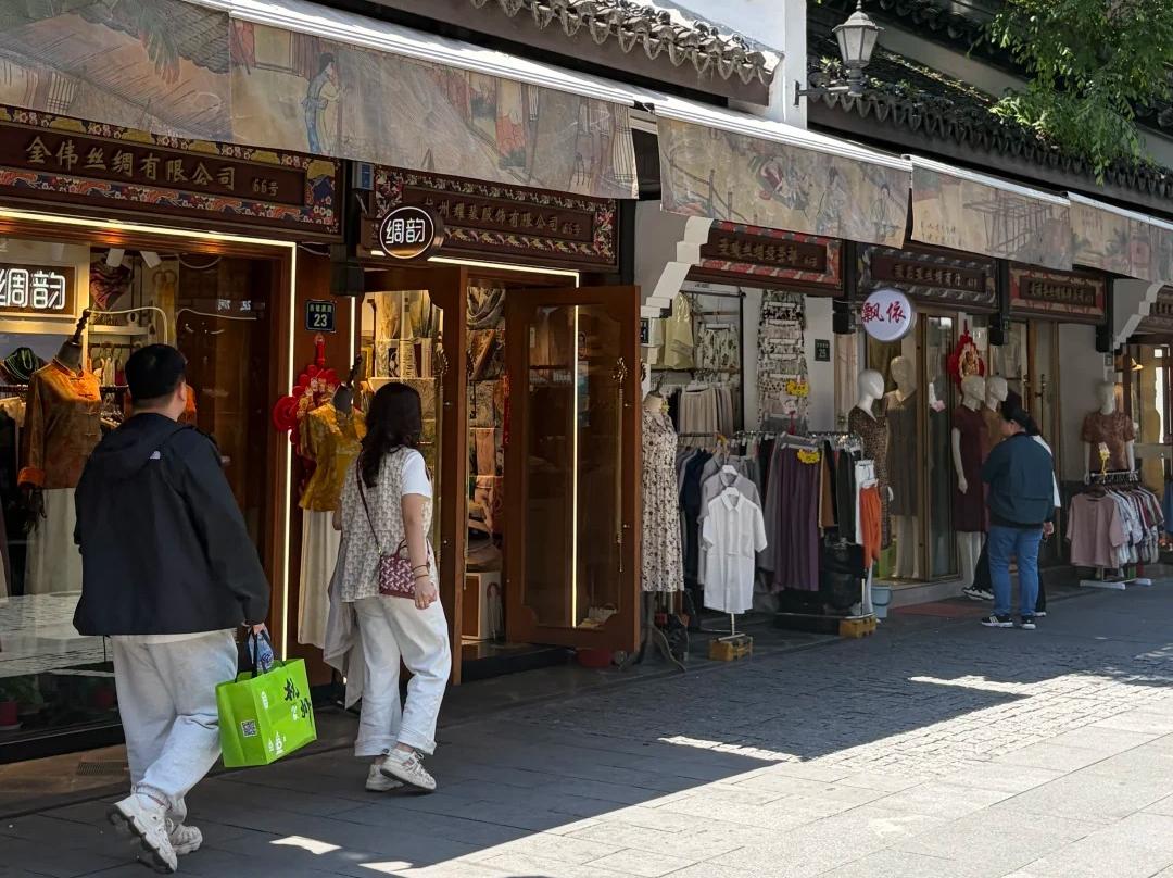Street view of retail storefronts at Hangzhou China Silk Market Street view of retail storefronts at Hangzhou China Silk Market