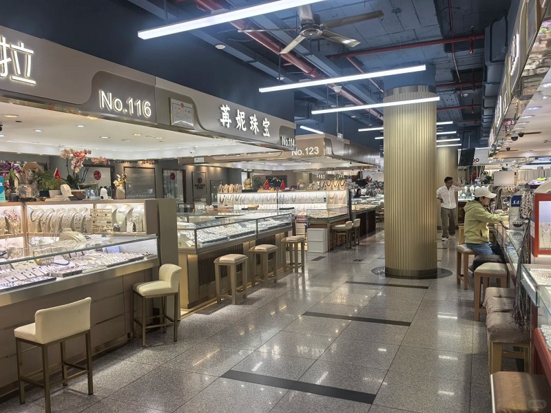 Inside the jewelry trading hall at Beijing Hongqiao Market