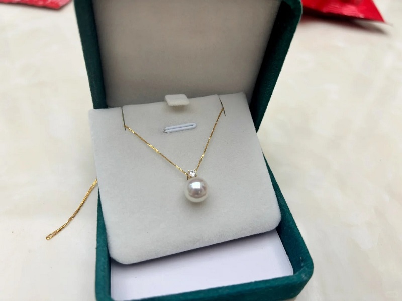 Pearl pendant necklace in velvet gift box