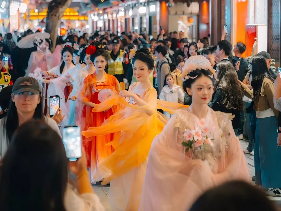 Hanfu Parade at Yuyuan Bazaar Hanfu Parade at Yuyuan Bazaar