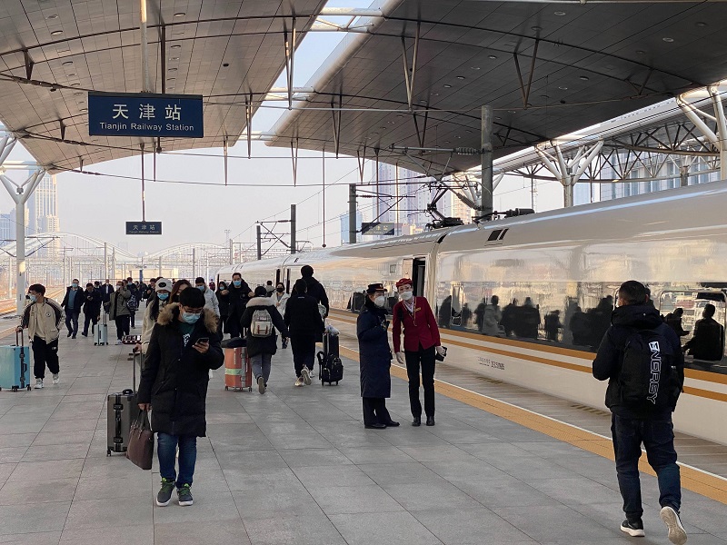 Passengers boarding high?speed train at Tianjin Railway Station