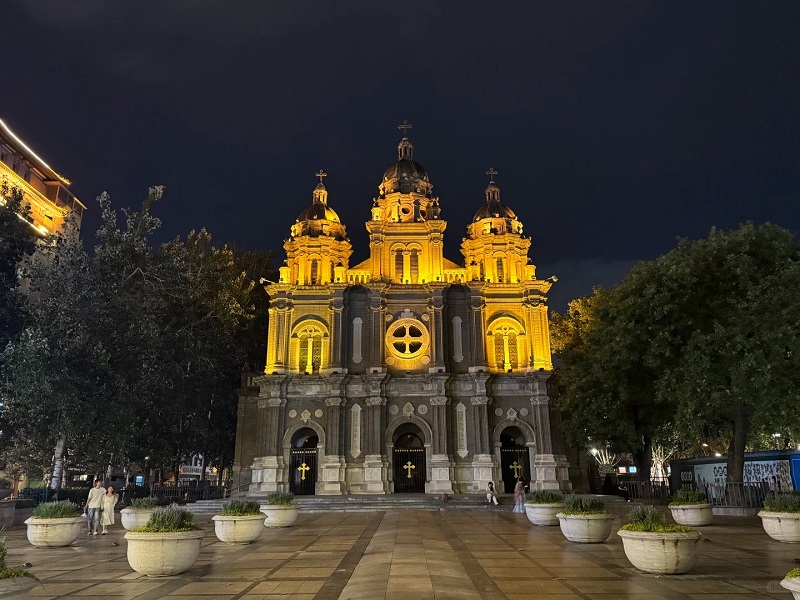 Night view of Wangfujing East Church landmark building
