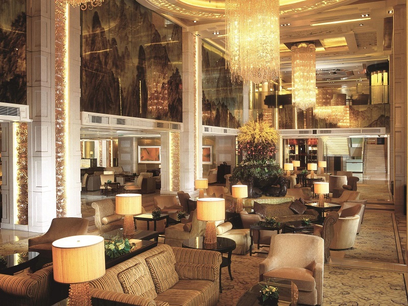 Opulent high?ceiling hotel lobby with crystal chandeliers