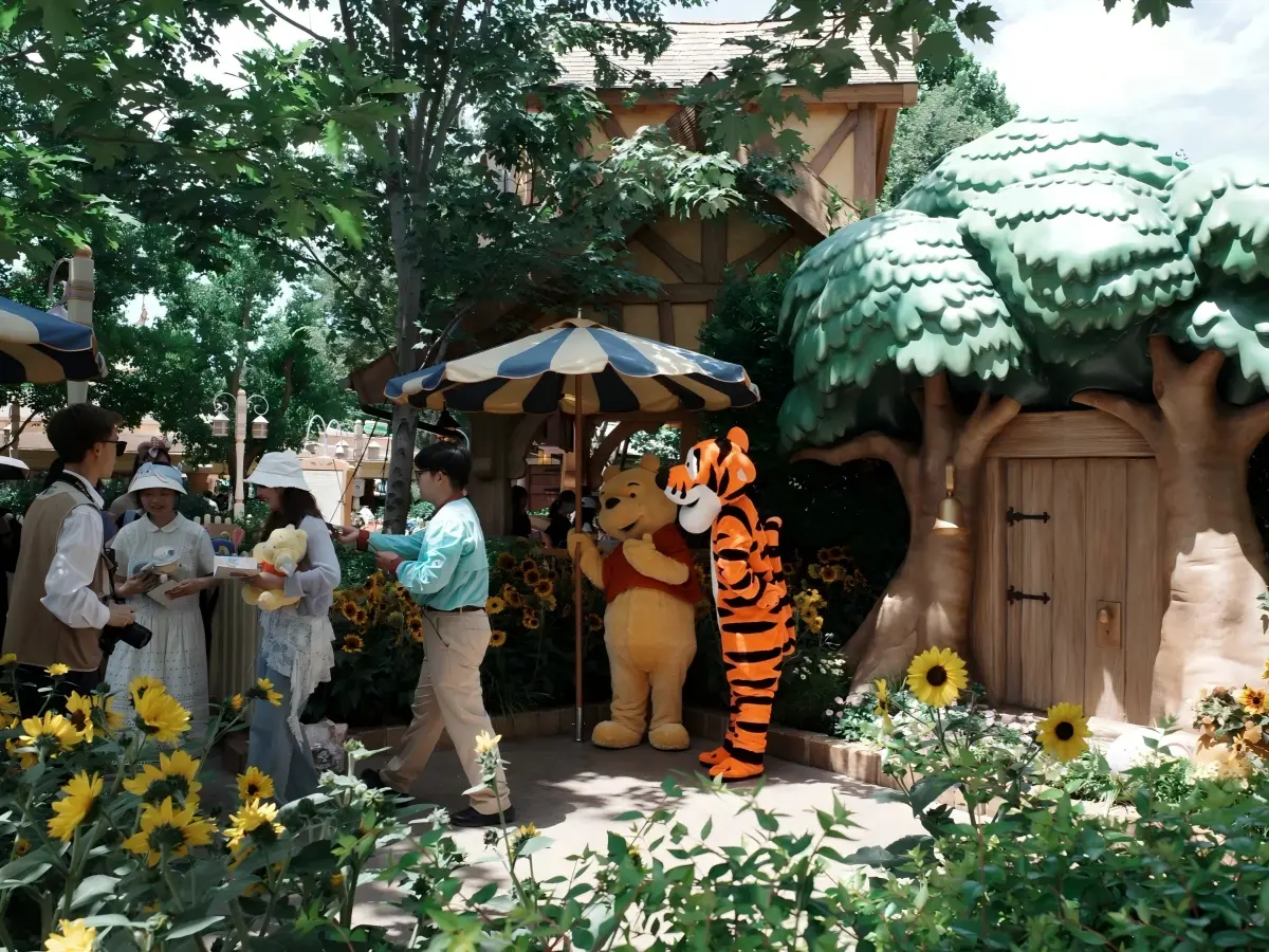 Winnie the Pooh and Tigger Meet & Greet Winnie the Pooh and Tigger Meet & Greet