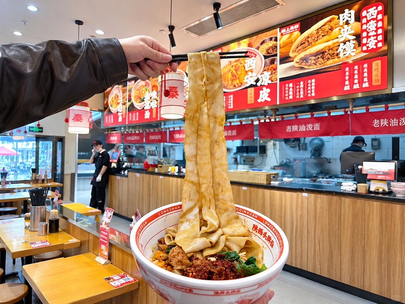 Giant Shaanxi Oil-poured Noodles in Xi'an Local Restaurant